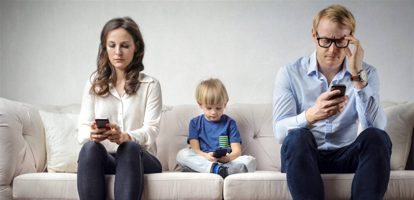 كيف يؤثّر استخدام الوالدين للهاتف المحمول على الأطفال؟