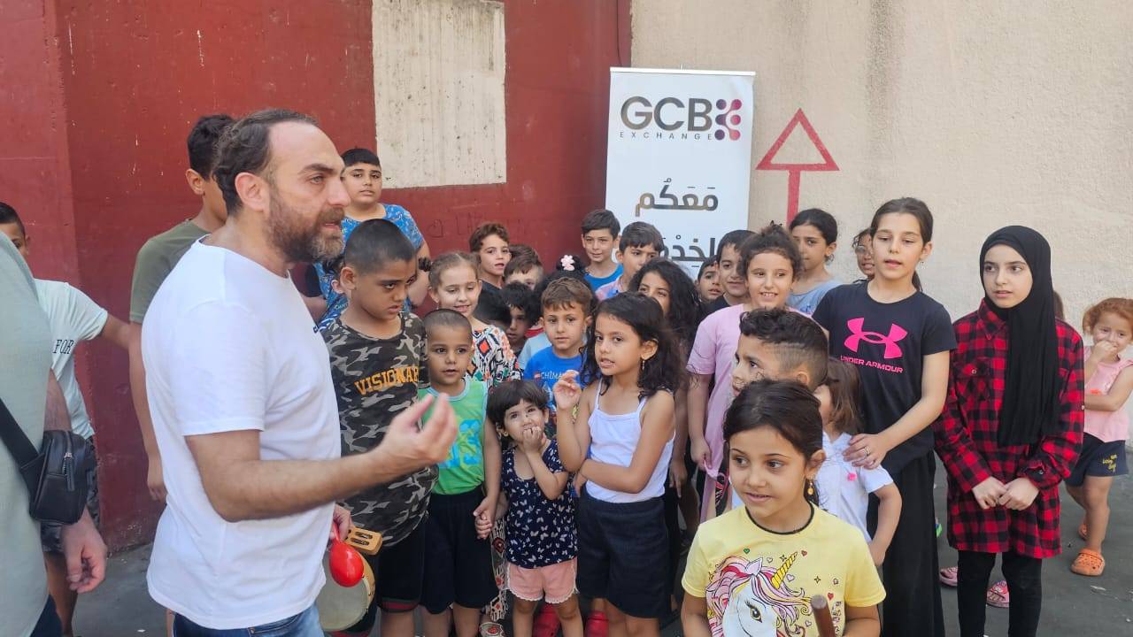 طوني البايع يلبي دعوة GCB القابضة ويزرع البسمة على وجوه الاطفال