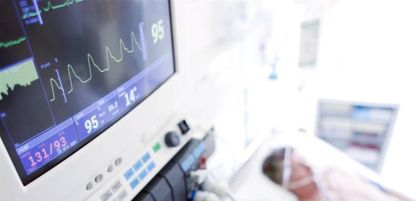 أُصيب بالشلل بعد لدغة "ناموسة".. ابن شقيق إعلامية شهيرة يدخل في غيبوبة!