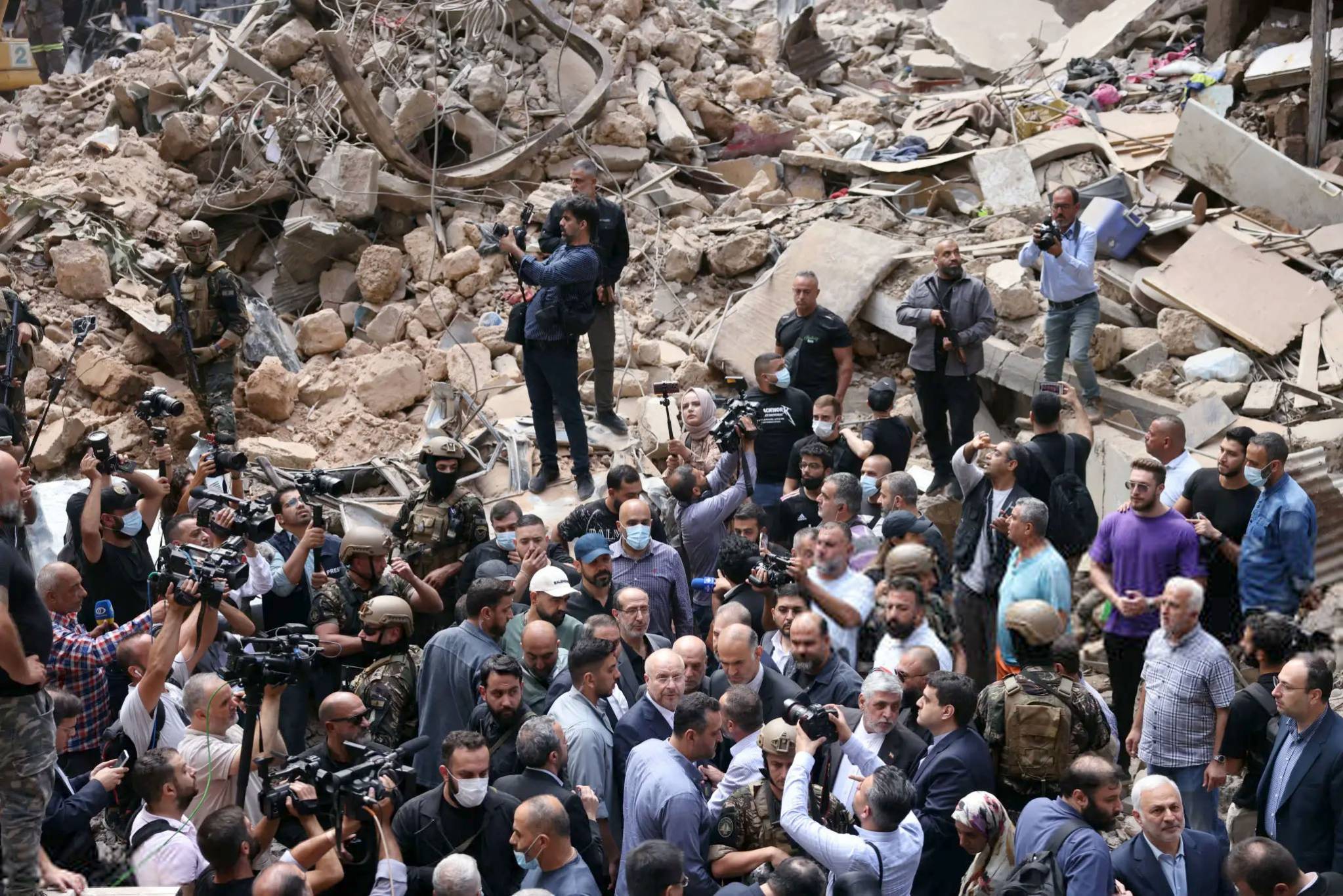 جال في موقع الغارة «الاسرائيلية» في البسطة
قاليباف زار بري وميقاتي: إيران ستبقى
وتظلّ واقفة الى جانب لبنان
