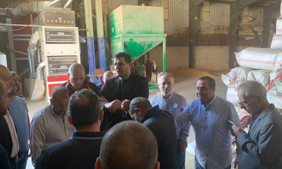 وزير الزراعة تفقد أعمال غربلة وتعقيم القمح الطري