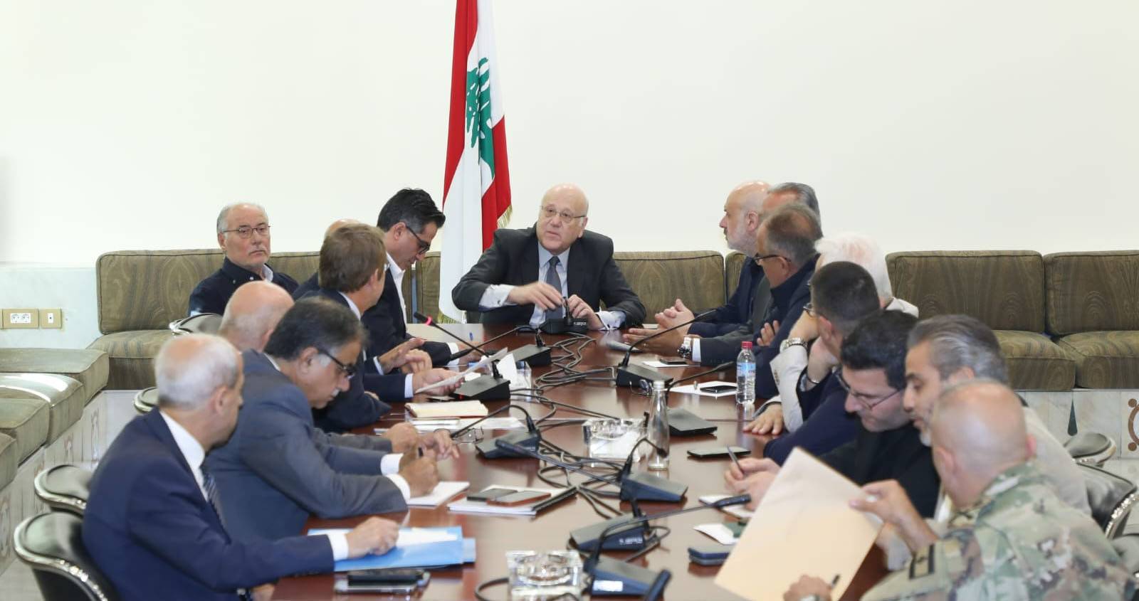 ياسين في اجتماع للجنة الطوارئ الحكوميّة: بحثنا موضوع الغذاء
والتدفئة والكهرباء والمياه وما يتعلّق بالنظافة والأمور الصحيّة للنازحين