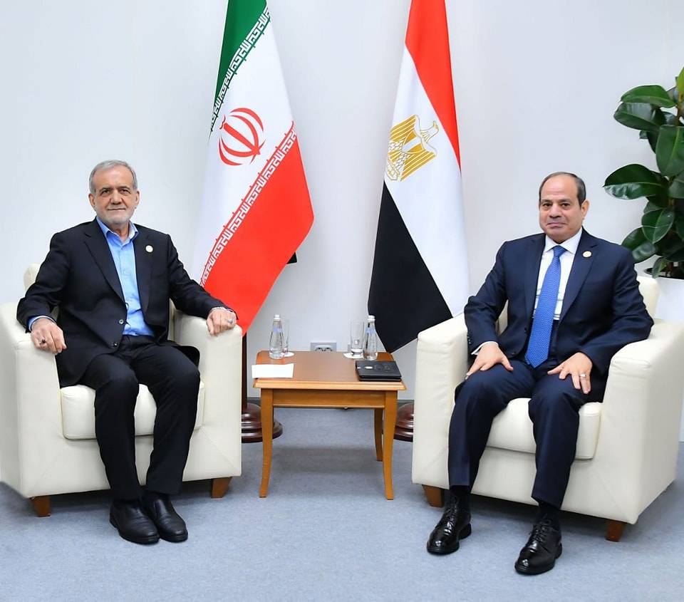 الرئيس المصري يلتقي نظيره الإيراني ويؤكد أهمية تفادي التصعيد