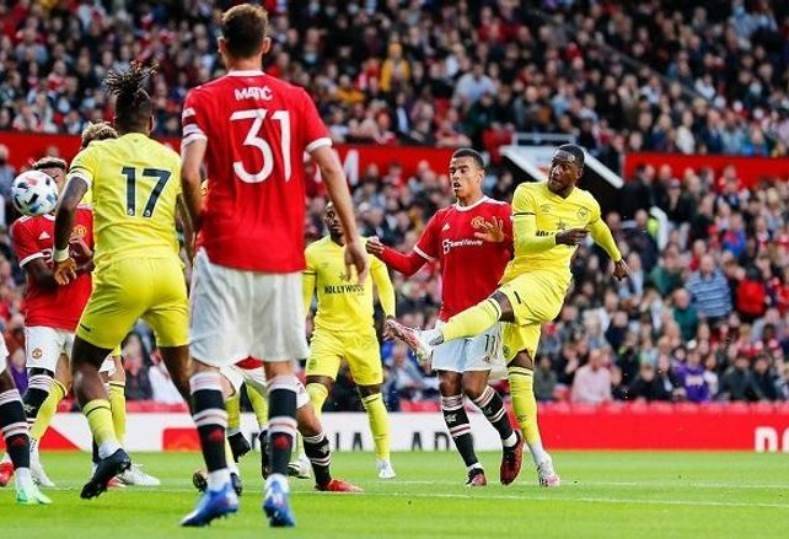 البطولات الأوروبية... يونايتد يقلب تأخره أمام برينتفورد الى فوز (2-1)