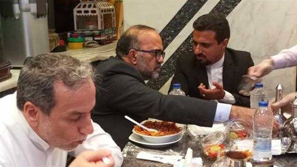 عراقجي يتناول الكشري وسط القاهرة