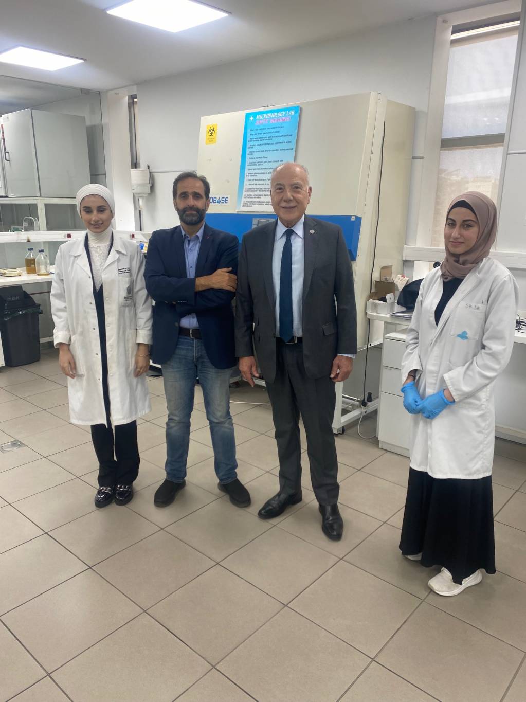 "خلية نحل "في غرفة تجارة طرابلس لمواكبة تسهيل المعاملات باتجاه معبري العبودية والعريضة

دبوسي :تضاعفت الصادرات ونعمل ٢٤ساعة في مختبراتنا لتطبيق الجودة والنوعيةُ