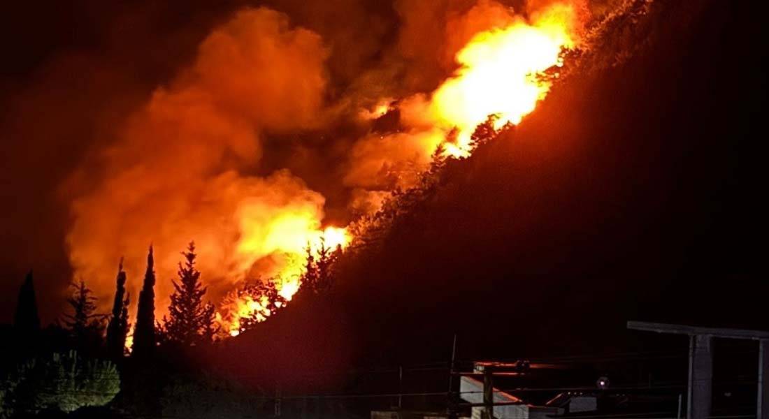 إندلاع سلسلة من الحرائق في عدد من المناطق
طوافات للجيش وعناصر الدفاع المدني تعمل على إخمادها