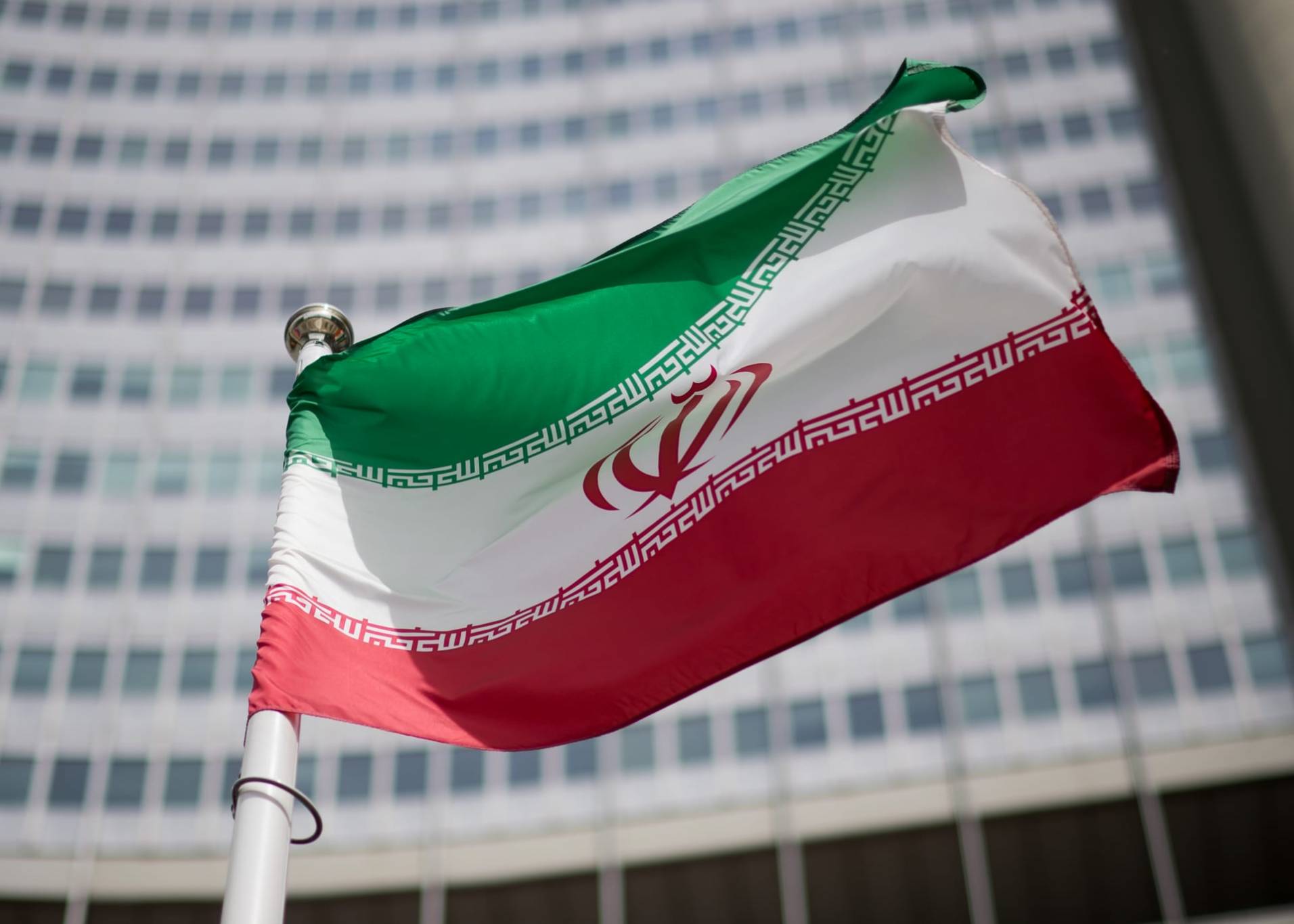 إيران تعلن استئناف الرحلات الجوية ابتداء من التاسعة صباحا