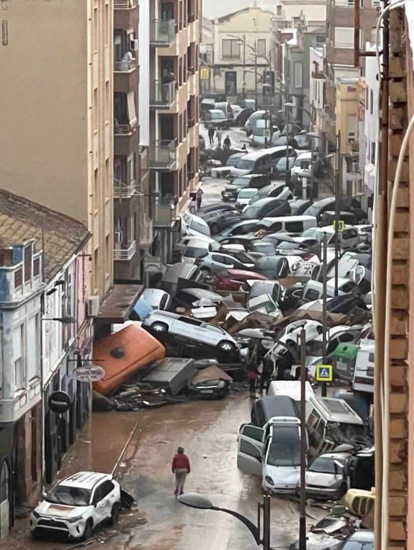 فيضانات مدمرة في فالنسيا... وزير النقل الإسباني: لا تزال هناك جثث لضحايا عالقة داخل السيارات