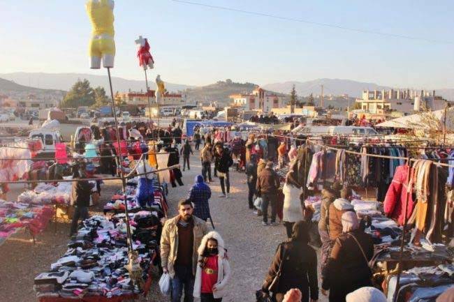 تحديات التهجير والازمة: سوق «الأحد الشعبي» الذي يتوسّط البقاعين الغربي والأوسط ملاذ النازحين وشريان اقتصادي للمنطقة!