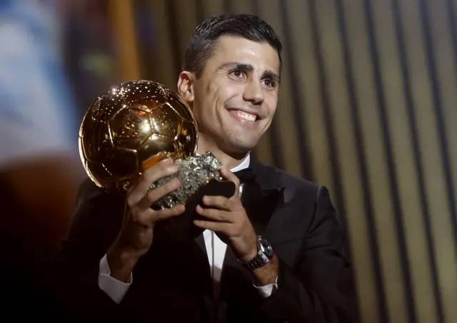 حرب خفية... هل ضرب "يويفا" ريال مدريد بعكاز رودري؟