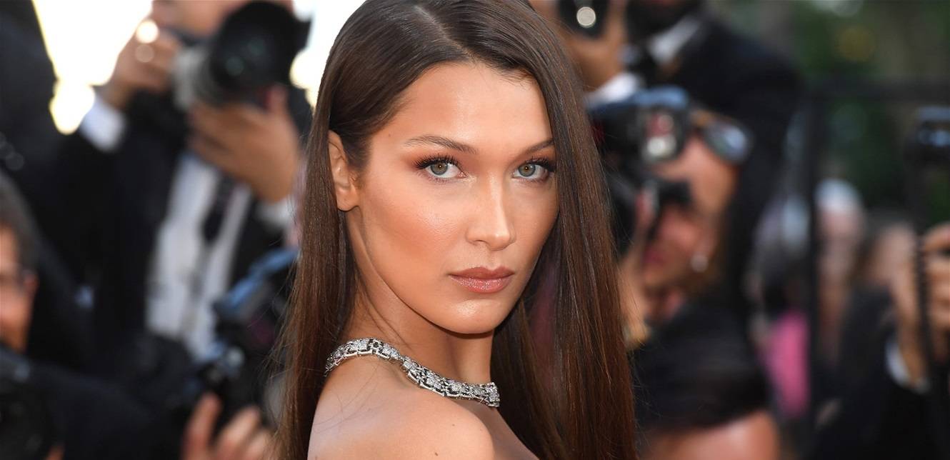 بتوقيع مصمم لبناني.. بيلا حديد تتألق في دبي