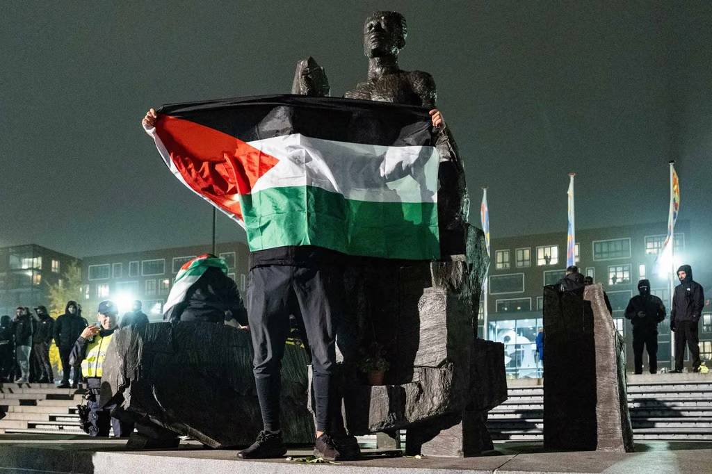 فوز اياكس على ماكابي انتهى باشتباكات...
تمزيق العلم الفلسطيني يشعل شوارع أمستردام