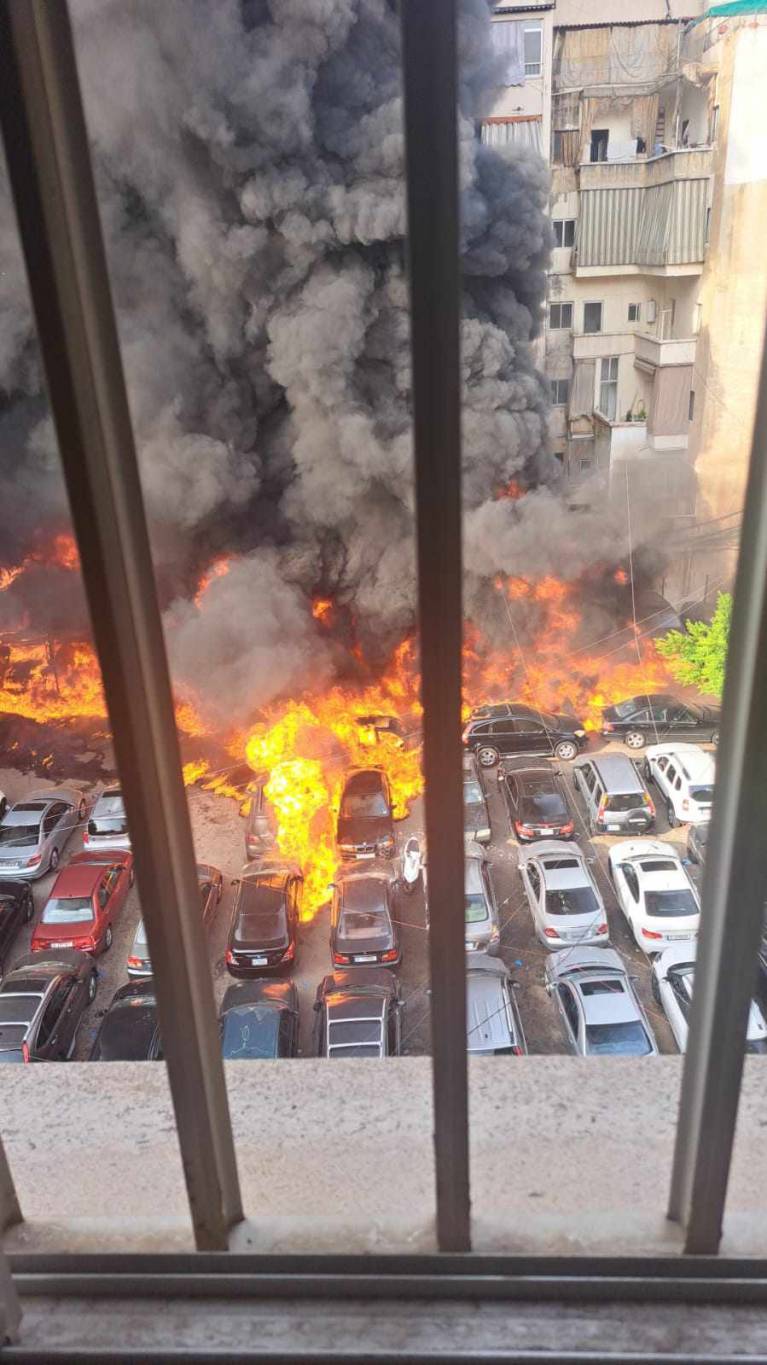 بالفيديو-  إصابات وحالات اختناق نتيجة حريق هائل في الحمرا