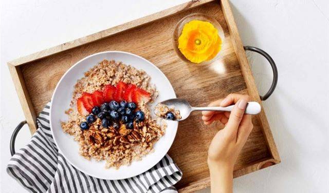 أطعمة تضرّ معدتك إذا تناولتها صباحاً