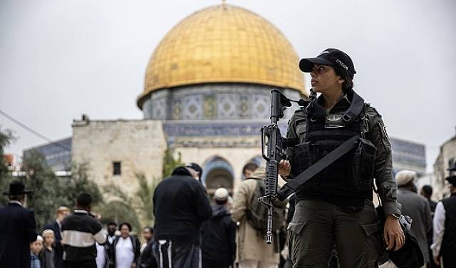 عشرات المستوطنين يقتحمون الأقصى ومشروع قانون يقيد نشاط السلطة في القدس