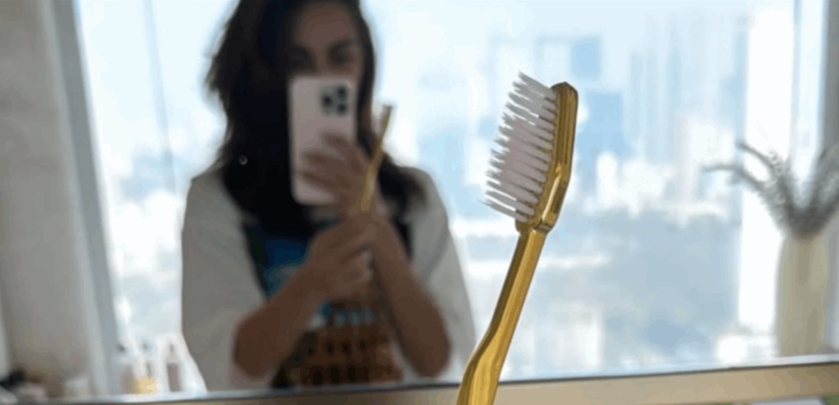 ممثلة تستعرض فرشاة أسنانها المطلية بالذهب!
