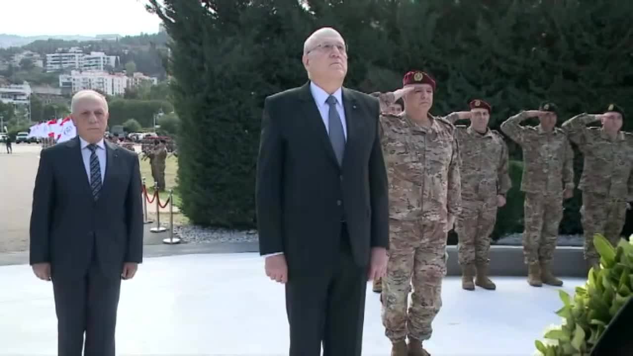 وضع اكليلاً على نصب شهداء الجيش لمناسبة الاستقلال
ميقاتي زار سليم وقائد الجيش
وعرض مع سفراء المساعي لوقف إطلاق النار