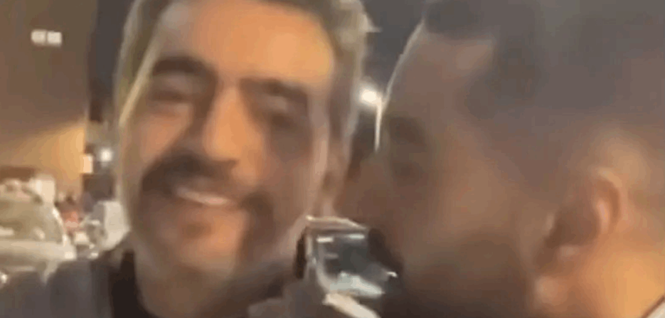 "هات بوسة".. معجب يضع فنان شهير في موقف محرج جداً