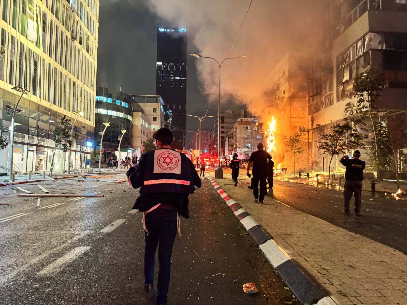 «تل ابيب» تحت النار رداً على استهداف بيروت
نتانياهو يستبق زيارة هوكشتاين برفع سقف شروطه
حزب الله يُحدّد ثلاث ثوابت... والجيش جاهز للإنتشار