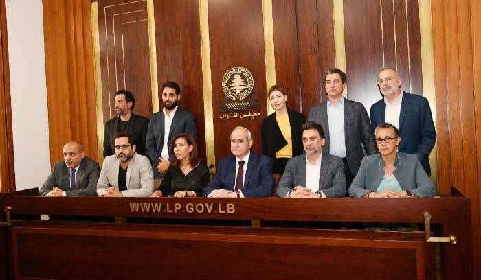 إجتماعات بلا" قفازات" بين نواب المعارضة وحزب الله
قوى "التغيير" تخفض التصعيد... وتحاول أن تلعب دوراً في الأزمة