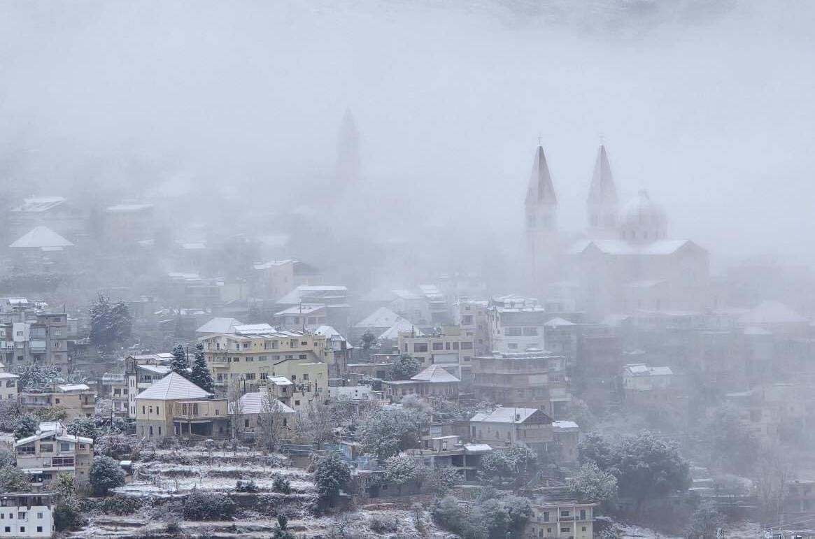 الأبيض.. يُكلّل الجبال الشماليّة