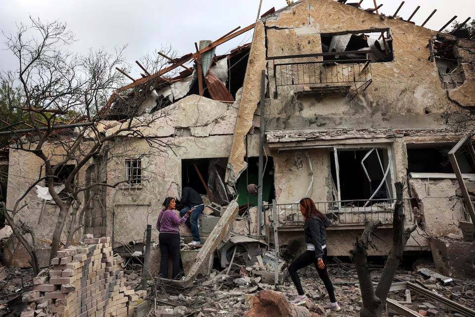 نتانياهو يرضخ لمعادلات الميدان: وقف النار خلال ساعات؟!
 لبنان يفرض باريس في اللجنة ولا تعديلات على الـ 1701
 التدمير العشوائي مستمر...» ربع الساعة» الاخيرة الاكثر خطورة