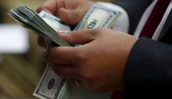 الدولار يرتفع رغم توقعات بتيسير السياسة النقدية