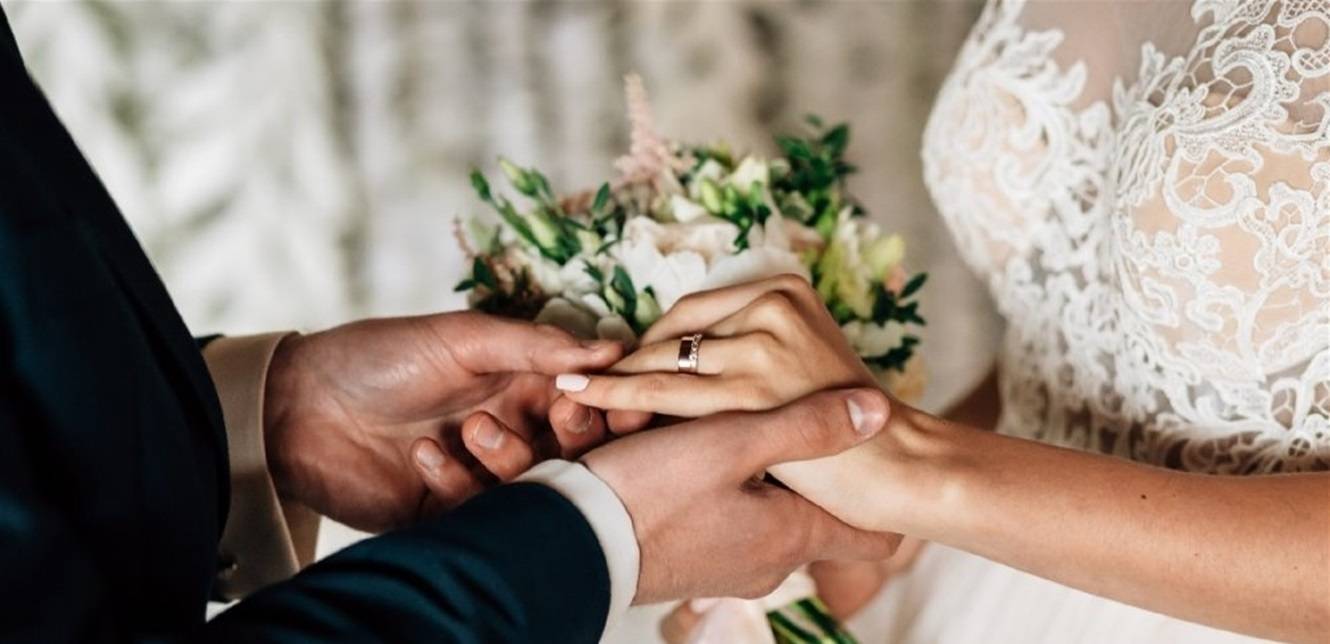 "عيب هيك ما يعبرها".. زوج الفنانة الشهيرة يتجاهلها بحفل الزفاف والأخيرة تبكي