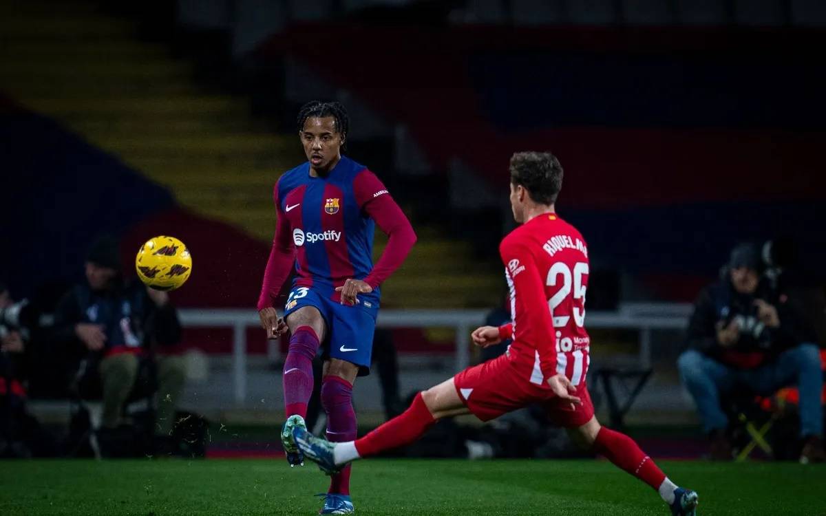 قمة برشلونة وأتلتيكو تحسم صدارة الليغا وريال مدريد ينتظر الهدية