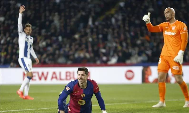 بعد الكلاسيكو... سباق "هدايا متبادلة" بين برشلونة وريال مدريد
