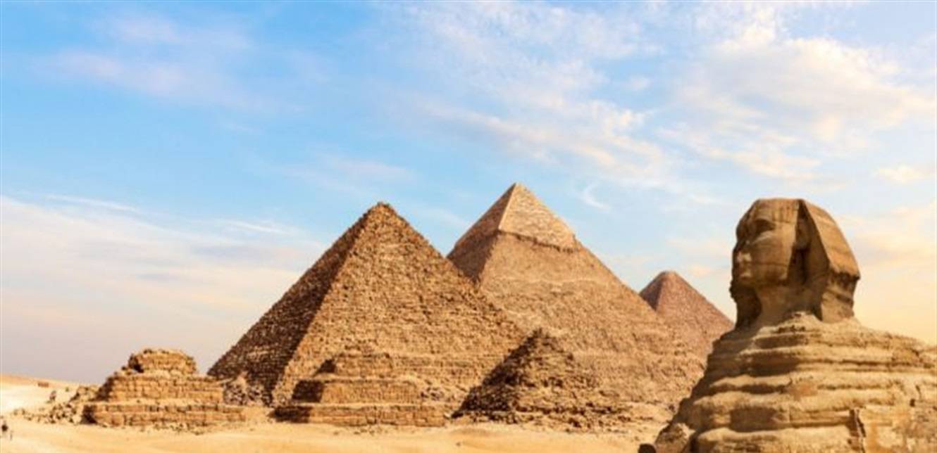 لمدة 100 ساعة ولسبب غريب جداً.. نجم اليوتيوب الأكثر متابعة في العالم يستأجر الأهرامات!
