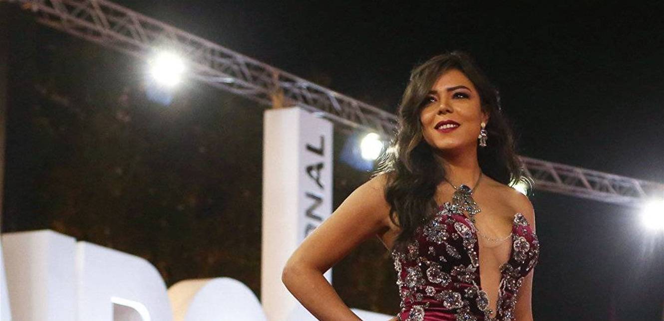 "يا عيب الشوم عليكي".. فتاة شهيرة تُحرج زميلتها بتصرفها أمام الناس وتتعرّض لانتقادات لاذعة