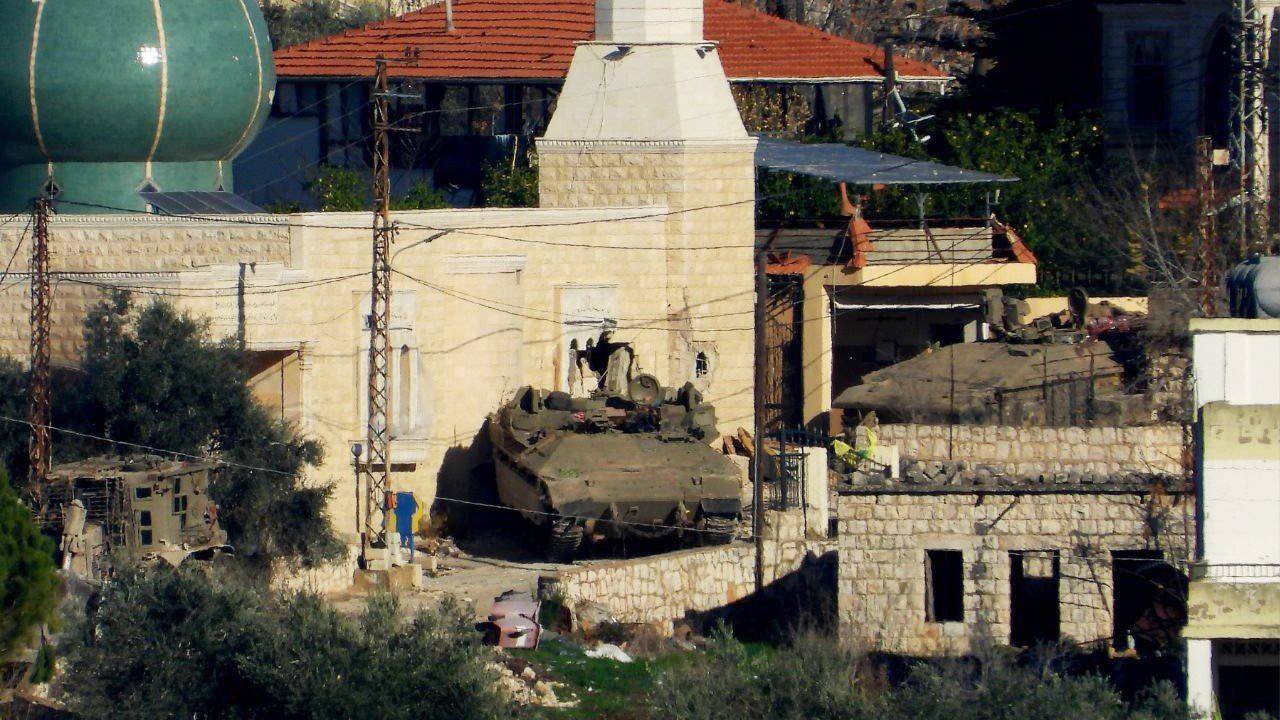 اللقاء الديموقراطي يتلقف التحولات الدولية ويرشح قائد الجيش لرئاسة الجمهورية
فرنجية: أنا مستمر بترشيحي ولن نشارك في إيصال رئيس لا يملأ الموقع المسيحي الأول
نزوح سوري كثيف باتجاه لبنان... وجنبلاط حريص على حماية دروز سوريا