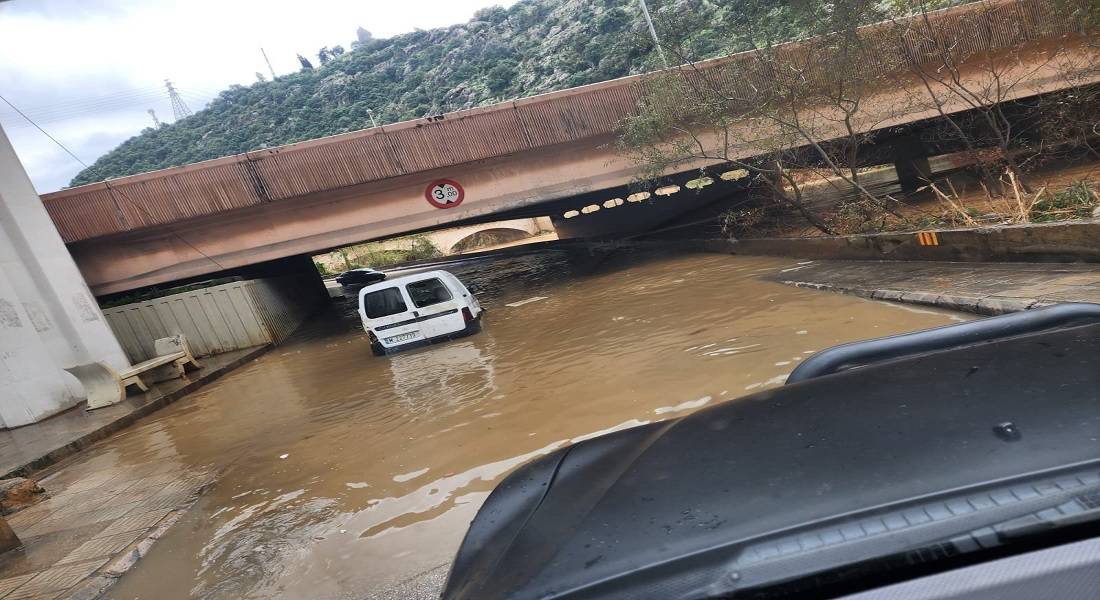 طقس غائم مع ضباب وانخفاض بالحرارة... وتساقط أمطار غزيرة
إحتجاز مواطنين في سيّاراتهم بسبب الأمطار تحت جسر نهر الكلب