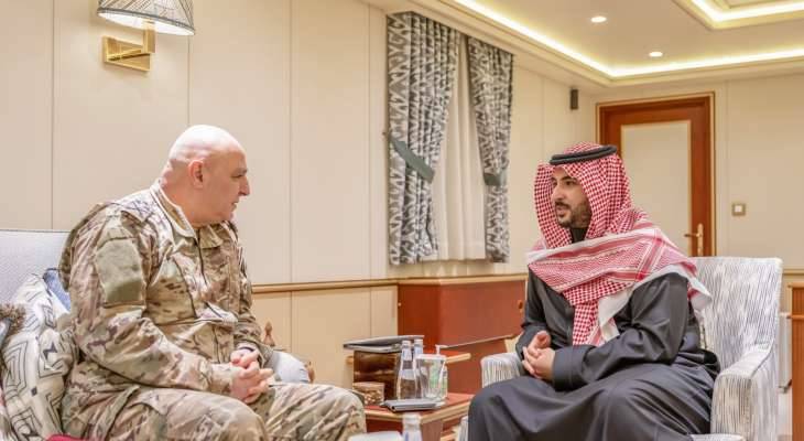 قائد الجيش عرض مع وزير الدفاع السعودي
العلاقات الثنائيّة في المجالين العسكري والدفاعي