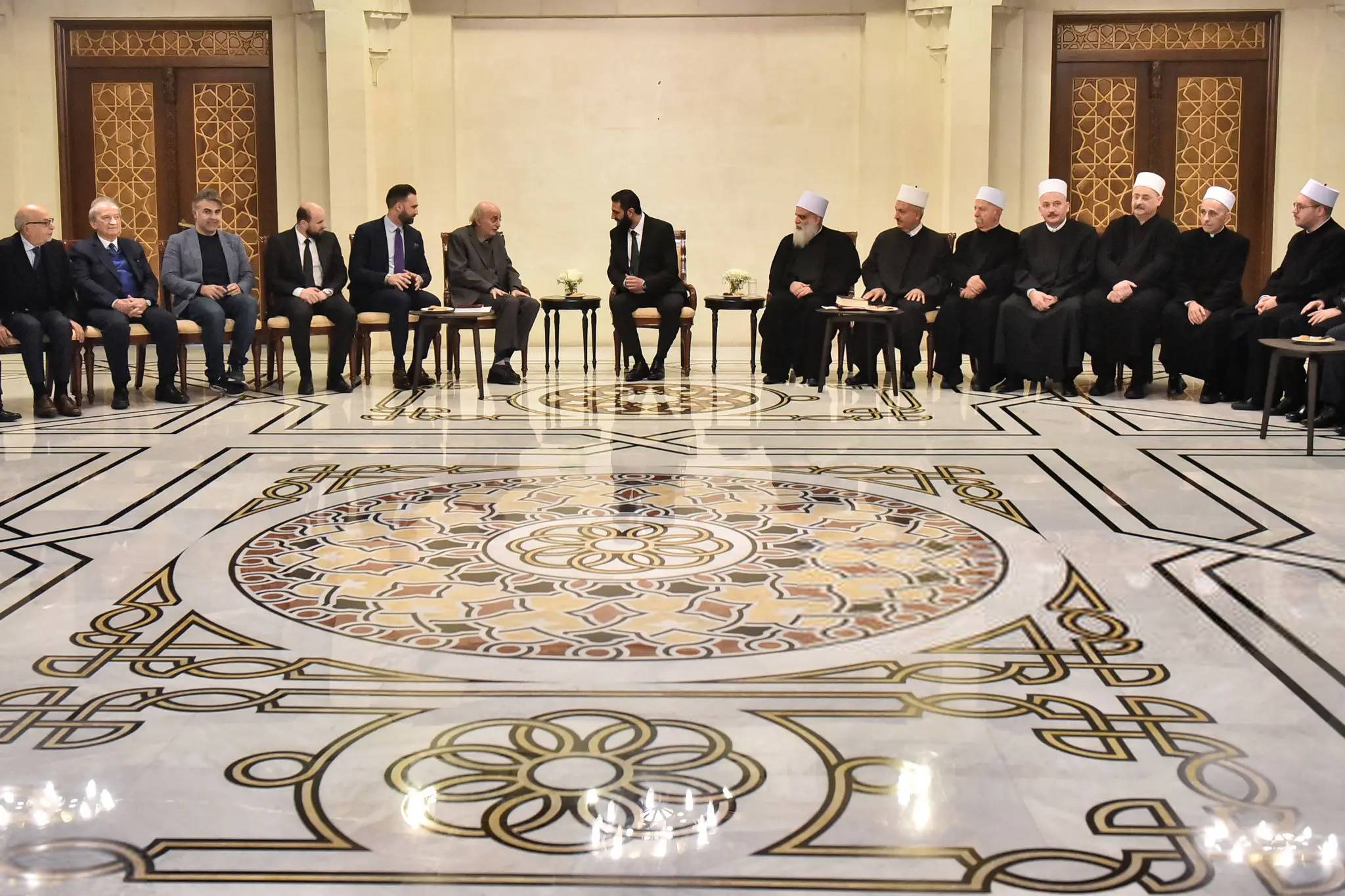 حزب الله يُحذر من الخروقات «الإسرائيليّة»: للصبر حدود
الجولاني مُستقبلا جنبلاط: سنكون سنداً للبنان