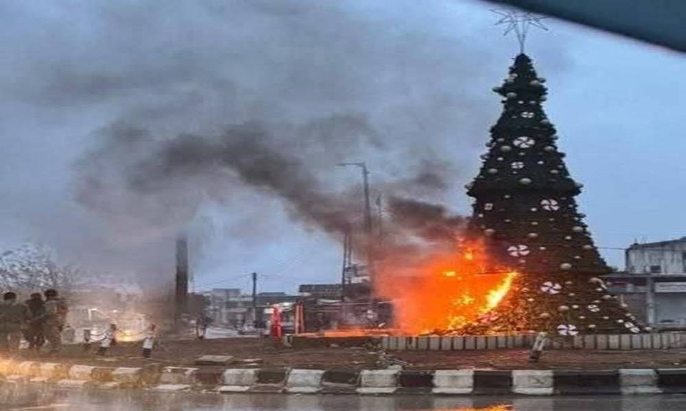 تظاهرات غاضبة في دمشق عقب إحراق شجرة الميلاد