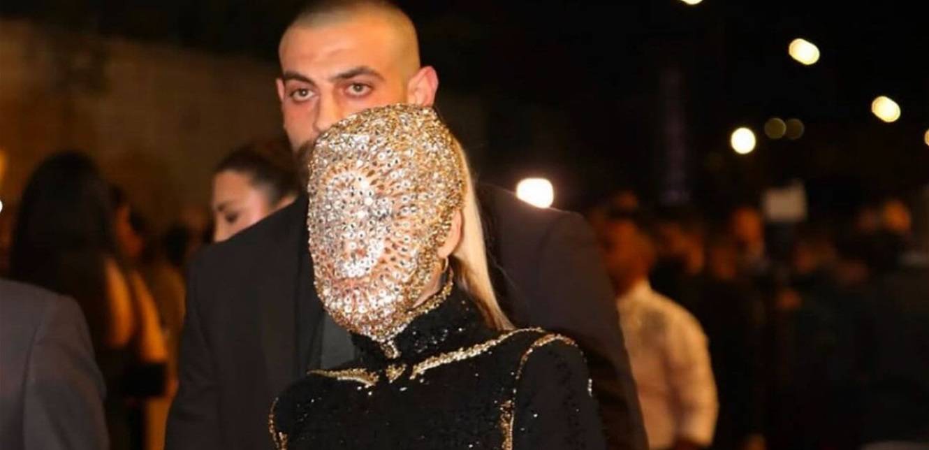 بعدما أطلت بقناع على وجهها.. باميلا الكيك ترد على المنتقدين وهذا ما فعلته قبل صعودها على المسرح!