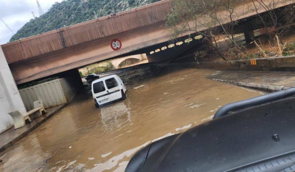 احتجاز مواطنين في سياراتهم بسبب الأمطار تحت جسر نهر الكلب