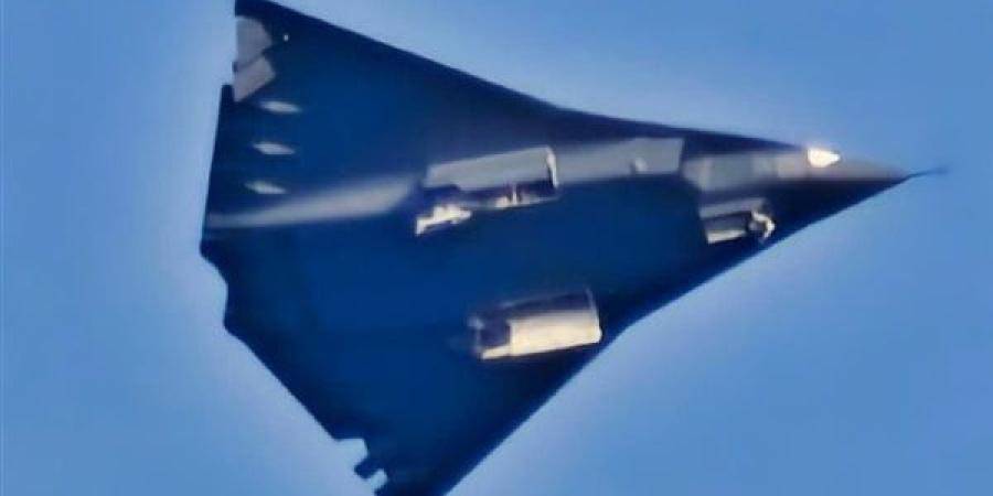 الصين تكشف عن مقاتلات مستقبلية في تحليق مفاجئ