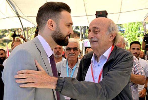 "اللقاء الديموقراطي" يُعيد تفعيل حَراكه الرئاسي باتجاه الكتل النيابيّة
تسمية قائد الجيش للخروج من الرماديّة... وجنبلاط لا يناور بدعم عون