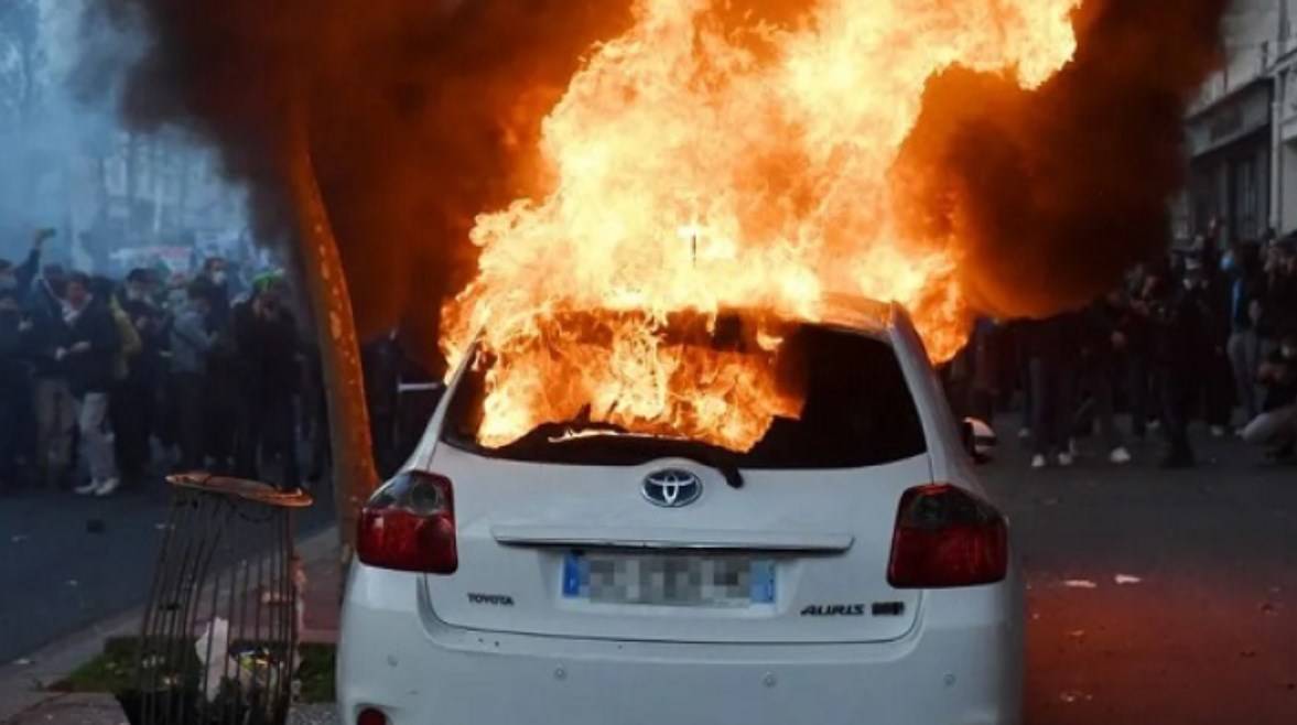 حرق حوالي الألف سيارة في فرنسا ليلة رأس السنة