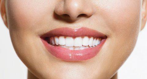 شرب الكحول وصحّة الأسنان... ماذا يحدث في فمكَ؟