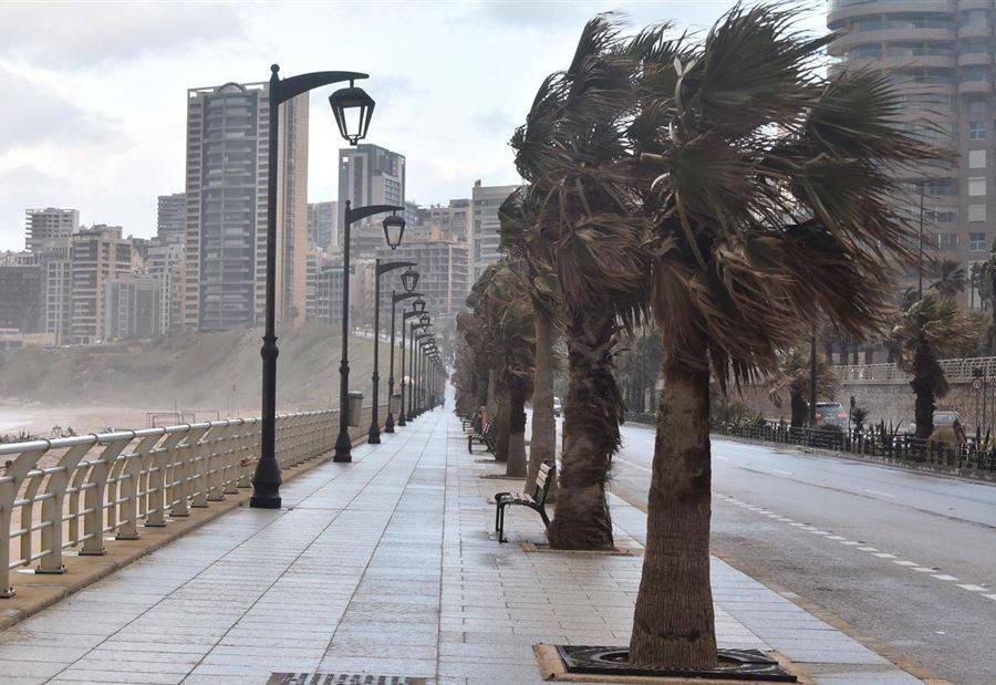سلسلة من المنخفضات تؤثر بلبنان: الثلوج تتساقط على الجبال... وتحذير من سلوك الطرق الجبليّة