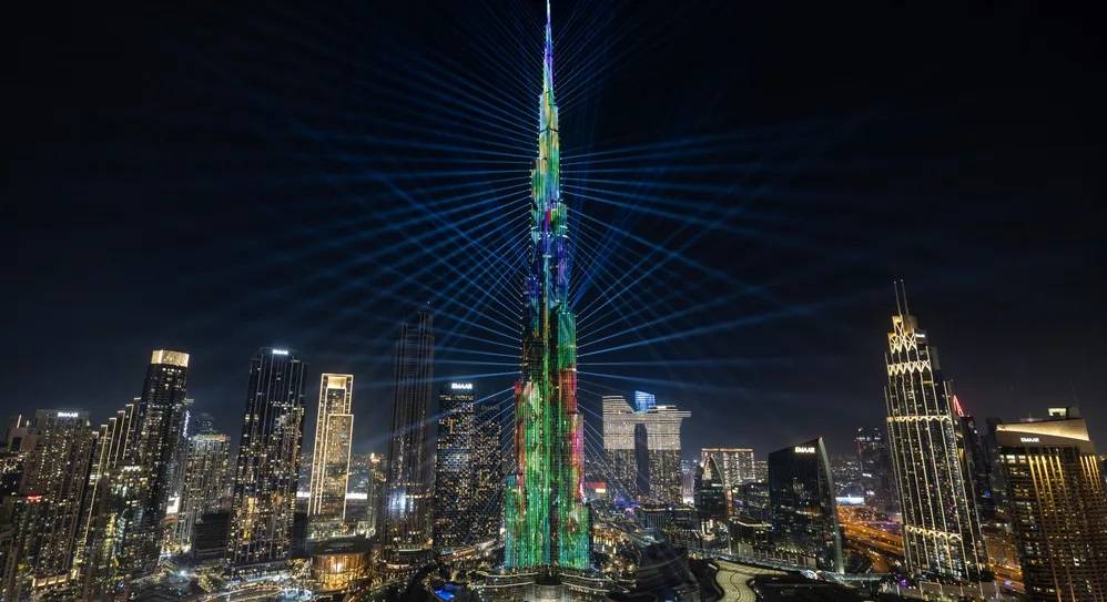 الإمارات تستقبل العام الجديد 2025 بعروض مبهرة