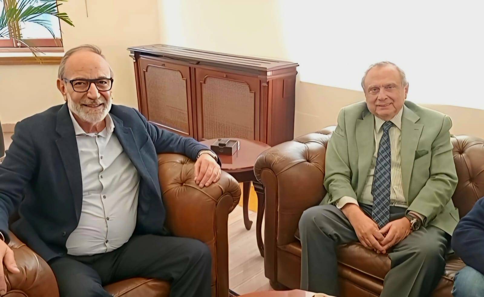 حبيب يعرض مع درويش

إمكان إعادة فتح شارع المصارف