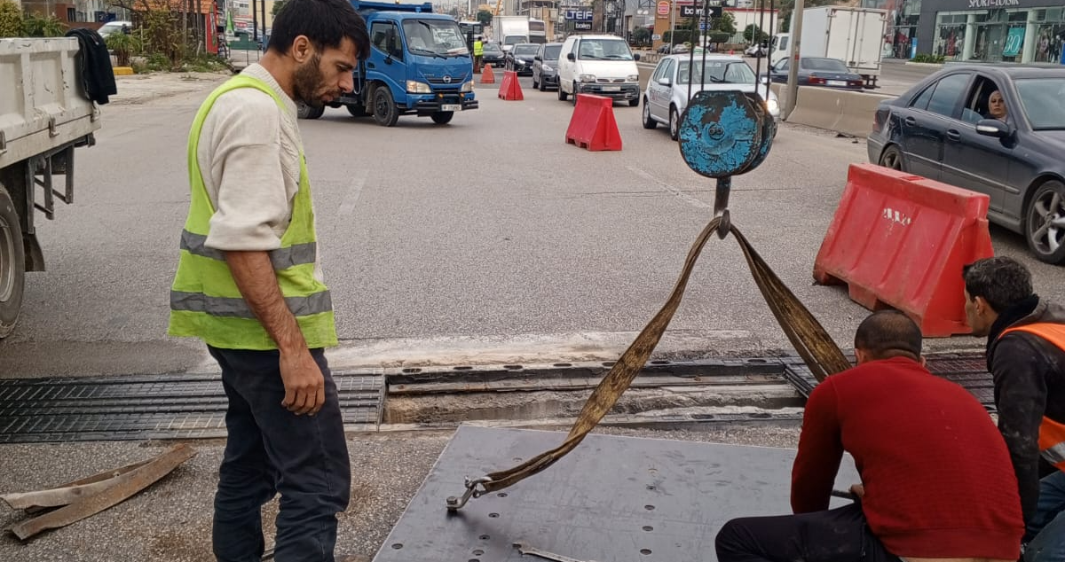 حمية: نقوم بإصلح الحفرة على اوتوستراد الفيدار- جبيل وهناك تحضيرات لأشغال مشابهة على الجسور في عدة مناطق