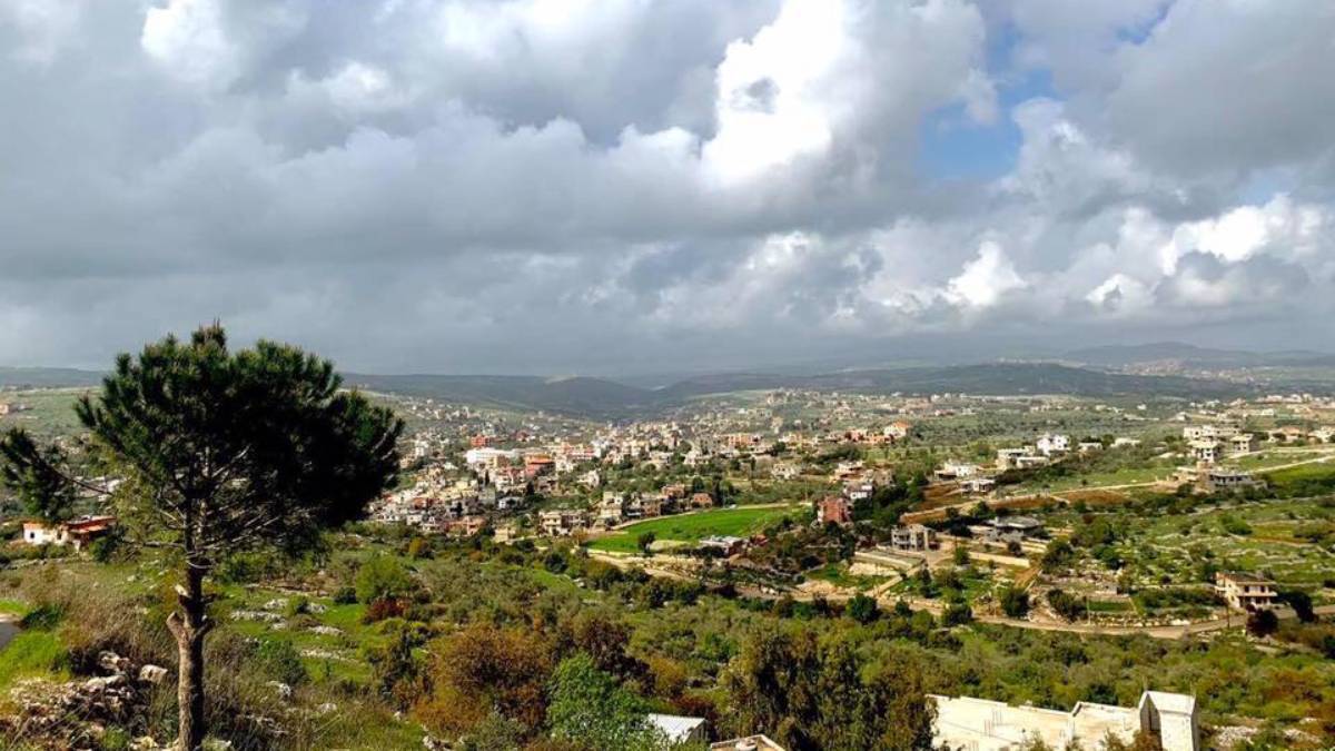 توغل في عيترون وقطع طرق داخلها بالسواتر الترابية
