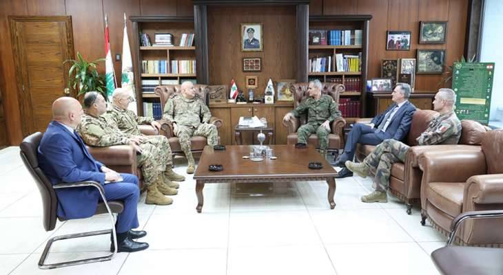 قائد الجيش بالإنابة التقى لازارو
وسفير بلغاريا في لبنان
